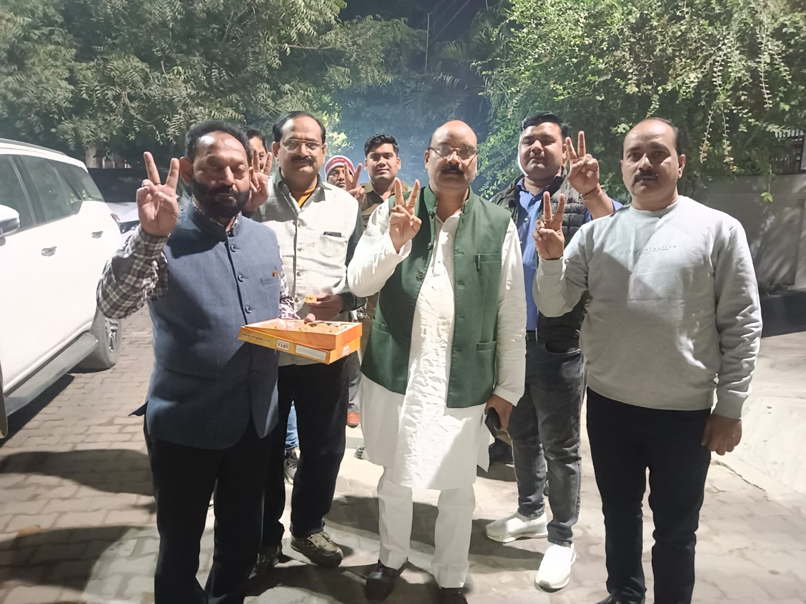 महाराष्ट्र और यूपी के उपचुनाव में जीत के बाद भाजपा सांसद अरुण सागर ने कार्यकर्ताओ को मिठाई बांटकर मनाया जश्न