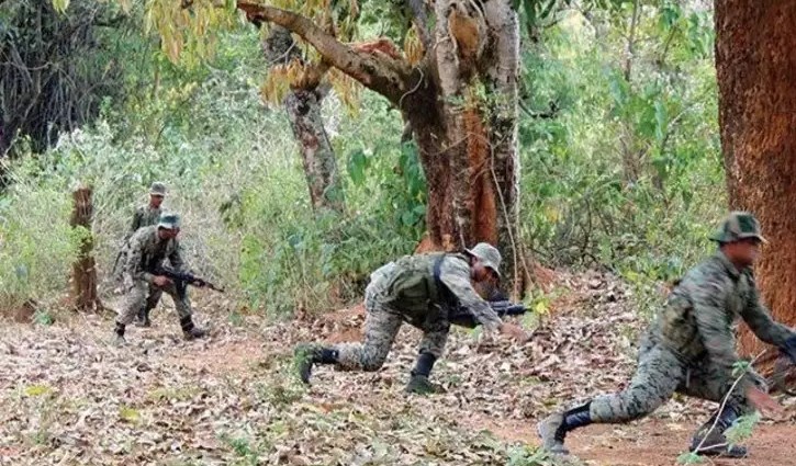 छत्तीसगढ़ के सुकमा में नक्सलियों और सुरक्षा बलों के बीच मुठभेड़ जारी, 10 नक्सली ढेर