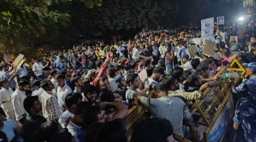 यूपी लोक सेवा आयोग ने मानी मांग, फिर आंदोलन खत्म करने को क्यों नहीं तैयार छात्र?