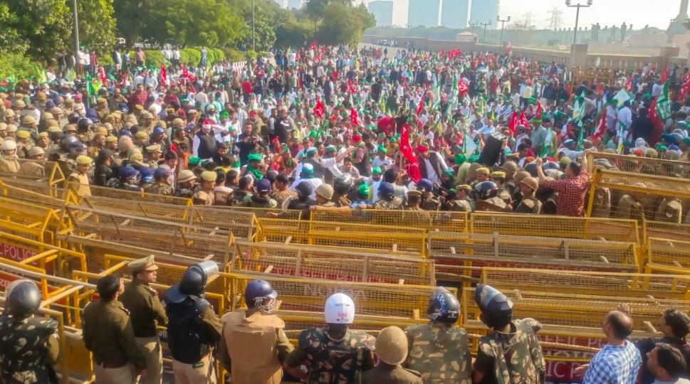 किसानों का दिल्ली मार्च एक हफ्ते तक थमा, प्राधिकरण अधिकारियों के साथ बैठक में हुआ समझौता