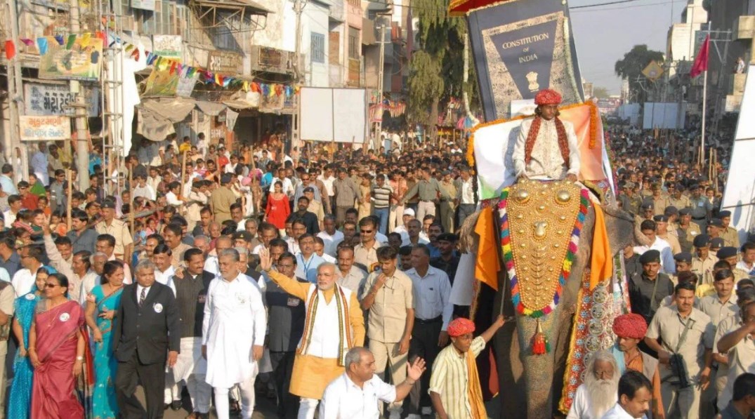 संविधान की प्रति को हाथी पर रखकर निकाली थी यात्रा… पीएम मोदी ने लोकसभा में बताई यह कहानी