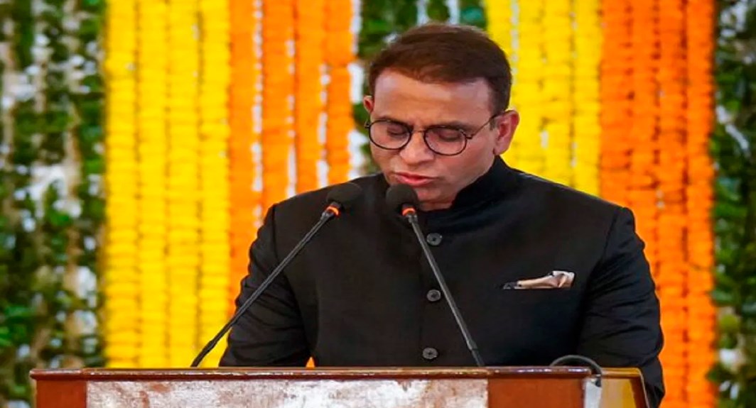 दिल्ली में AAP विधायक रघुविंदर शोकीन बने मंत्री, राज निवास में ली शपथ; अरविंद केजरीवाल ने दी बधाई