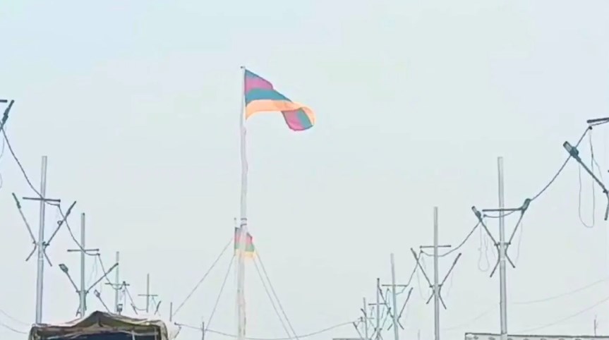 कहीं भगवा, तो कहीं लाल-सफेद… 13 अखाड़ों की धर्म ध्वजा क्यों है अलग-अलग?