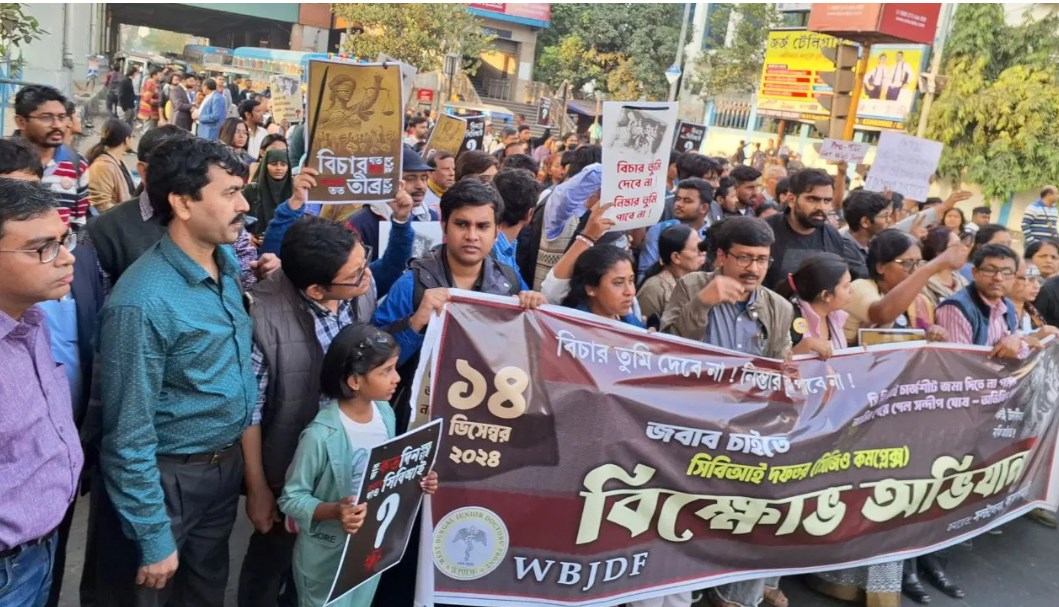 कोलकाता रेप-मर्डर केस: सड़क पर उतरे जूनियर डॉक्टर्स, CBI से की न्याय की मांग