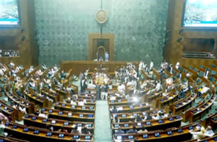 भाजपा और कांग्रेस ने लोकसभा सांसदों को तीन लाइन का व्हिप जारी किया