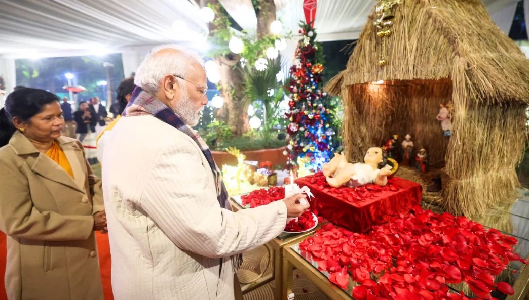 PM मोदी ने कुरियन के आवास पर सेलिब्रेट किया क्रिसमस, ईसाई समुदाय के लोगों से भी मिले