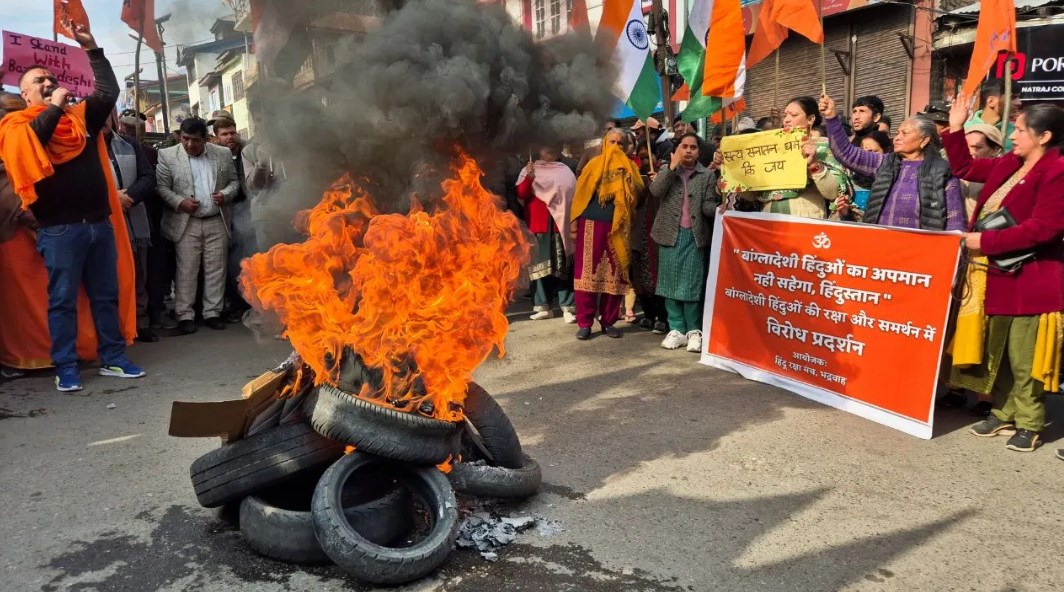 बांग्लादेश में हिंदुओं पर हमले जारी, अब रफीकुल इस्लाम मदनी ने की इस्कॉन पर बैन लगाने की मांग