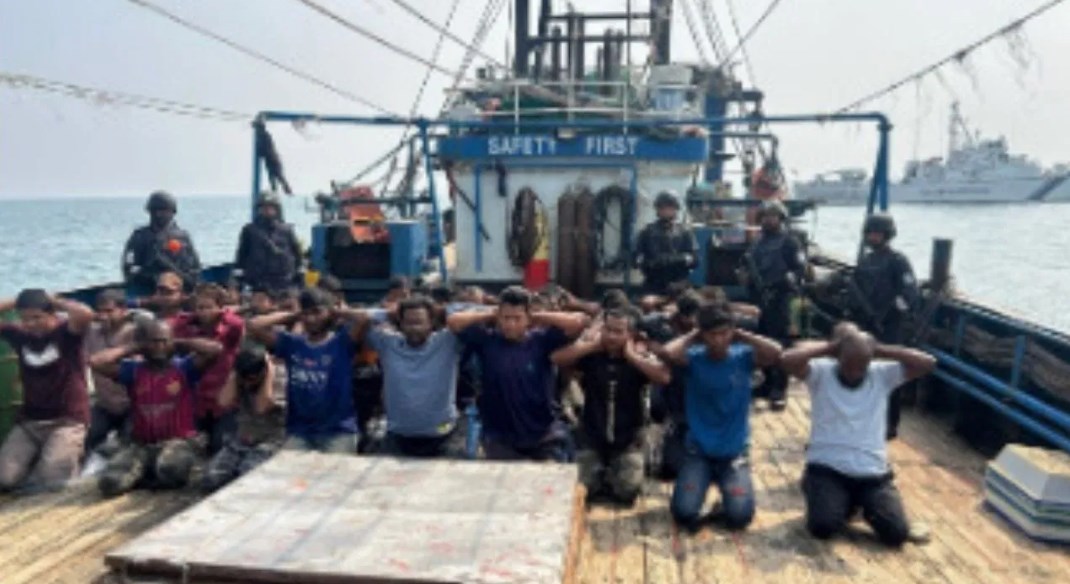 इंडियन कोस्ट गार्ड ने समंदर में पकड़े 78 बांग्लादेशी मछुआरे, 2 नावों को किया जब्त