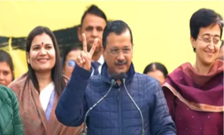 केजरीवाल ने की महिलाओं के लिए बड़ी घोषणा, चुनाव के बाद खाते में हर महीने आएंगे 2,100 रुपये
