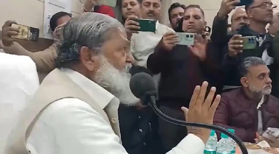  जनता दरबार में SHO पर फूटा अनिल विज का गुस्सा