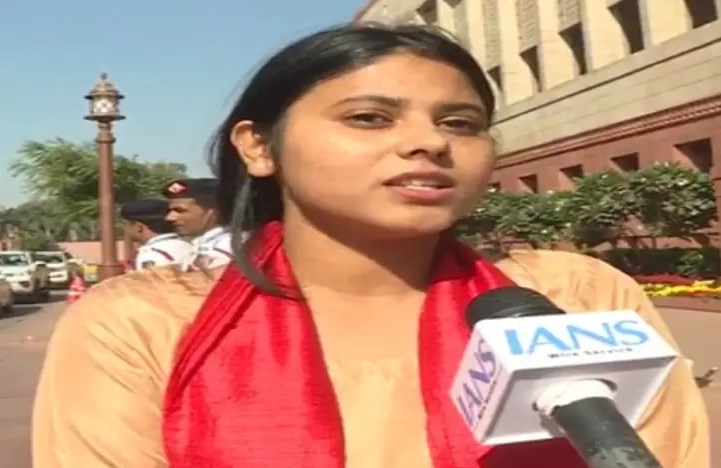 उत्तर प्रदेश में विकास नहीं, खोदो सरकार : प्रिया सरोज