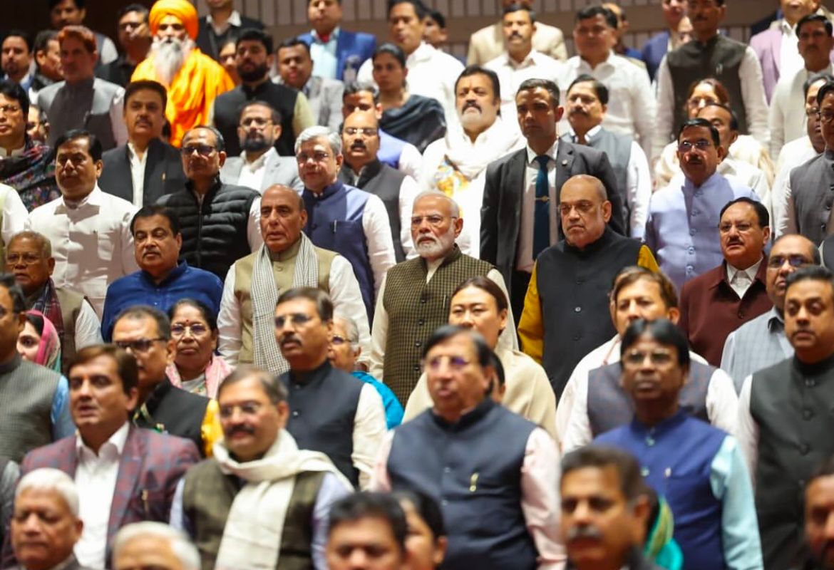 प्रधानमंत्री नरेंद्र मोदी के साथ सांसद अरुण सागर ने संसद के बालयोगी आडिटोरियम में फिल्म द साबरमती रिपोर्ट देखी
