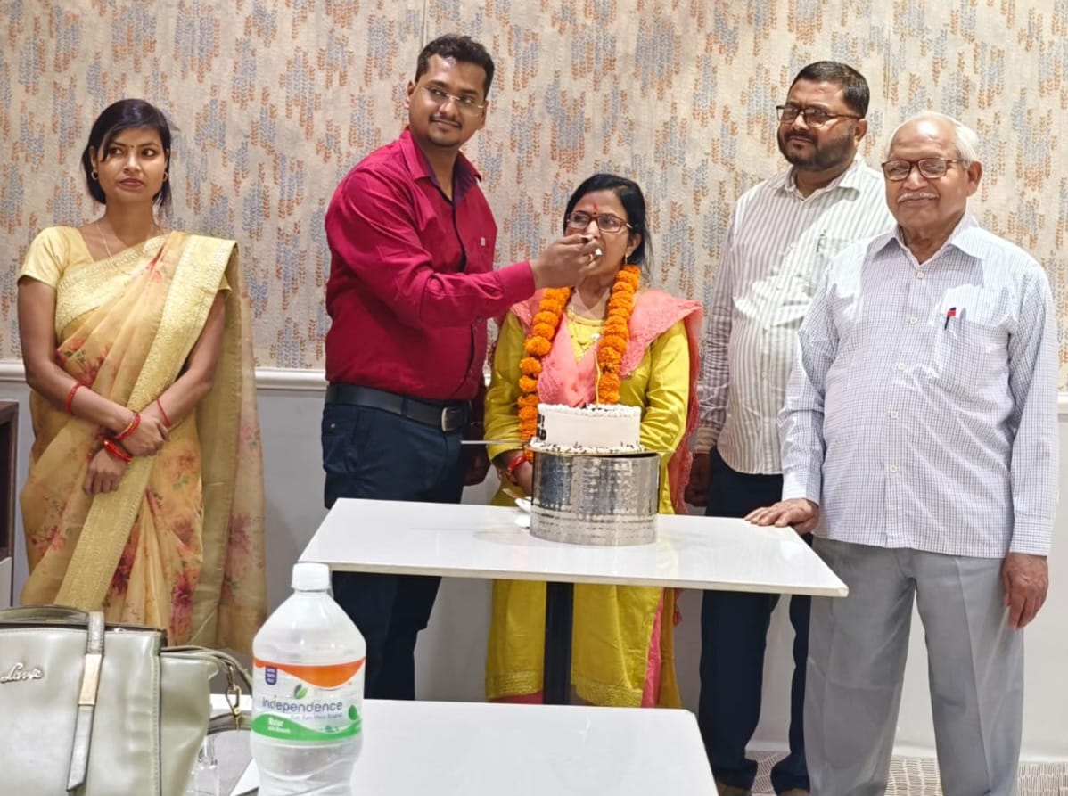 श्री चित्रगुप्त महिला विद्यालय जूनियर हाई स्कूल की सहायक अध्यापिका के सेवानिवृत्ति के उपलक्ष में बिदाई समारोह का आयोजन