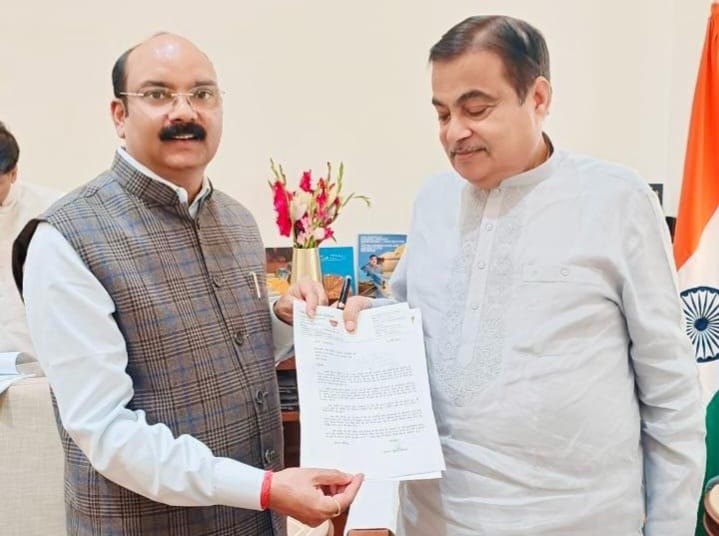 भाजपा सांसद अरुण सागर ने केंद्रीय मंत्री नितिन गडकरी से मुलाकात कर जलालाबाद के कुदैया में गलत तरीके से बनाये जा रहे टोल प्लाजा को निरस्त करवाये जाने की करी मांग