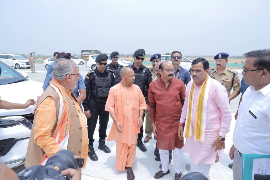 सीएम योगी आदित्यनाथ ने शाहजहांपुर में गंगा एक्स्प्रेस-वे पर हवाई पट्टी का किया निरीक्षण,सांसद अरुण सागर ने किया स्वागत,कहा इससे प्रदेश को मिलेगी नई गति 