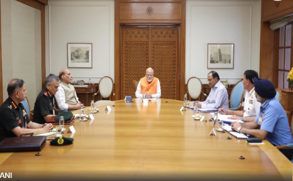 पीएम मोदी ने की हाई लेवल मीटिंग, राजनाथ सिंह-अजीत डोभाल के साथ तीनों सेनाओं के प्रमुख भी रहे मौजूद