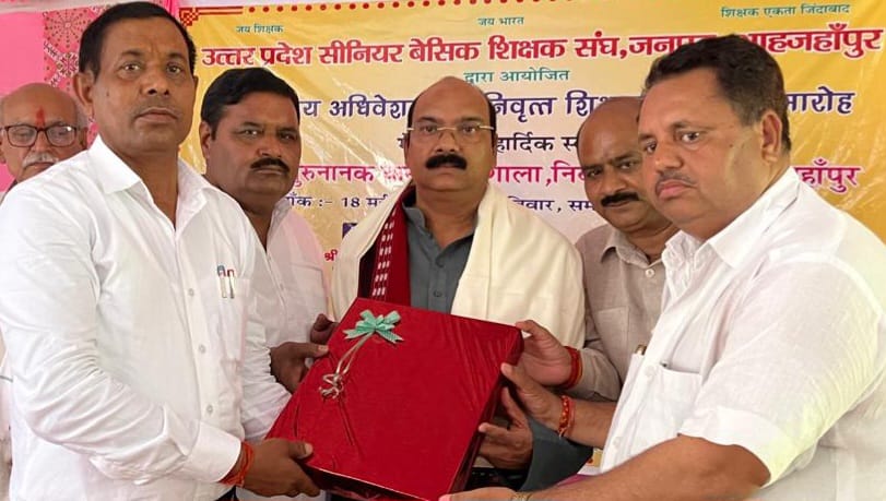 सेवानिवृत्त शिक्षक सम्मान समारोह में बतौर मुख्य अतिथि पहुँचे भाजपा सांसद अरूण सागर बोले शिक्षक हमारे जीवन का स्तंभ और मार्गदर्शक होते हैं