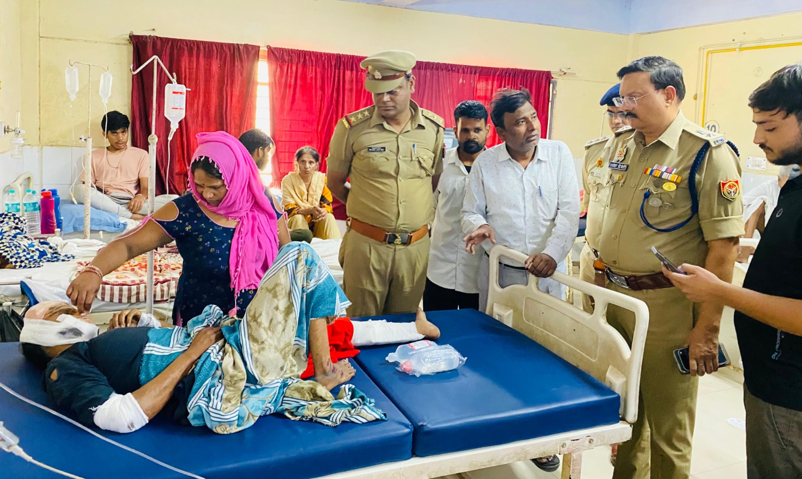 Shahjahanpur: अज्ञात वाहन की टक्कर से आटो सवार बाप और उसके दो बेटों की मौक़े पर मौत,जबकि हादसे में पत्नी और बेटी गंभीर रूप से घायल 