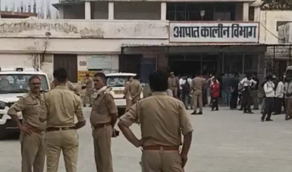 शाहजहांपुर के राजकीय मेडिकल कालेज के ट्रामा सेंटर में बनी ओटी से अचानक निकलने  लगा धुआ, आक्सीजन प्लांट से गैस लीक होने की अफवाह पर पर मची भगदड़