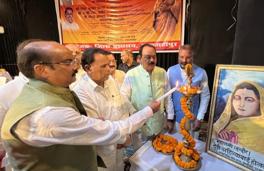 Shahjahanpur | सांसद अरुण सागर के साथ प्रभारी मंत्री नरेंद्र कश्यप ने मुख्यमंत्री का लाइव प्रसारण देखा,खंड शिक्षा अधिकारियों और प्रधानाध्यापको को वितरित किए टेब