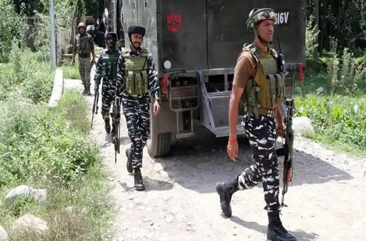 जम्मू-कश्मीर के पुलवामा में सुरक्षाबलों को बड़ी सफलता, 3 आतंकी ढ़ेर, एनकाउंटर जारी