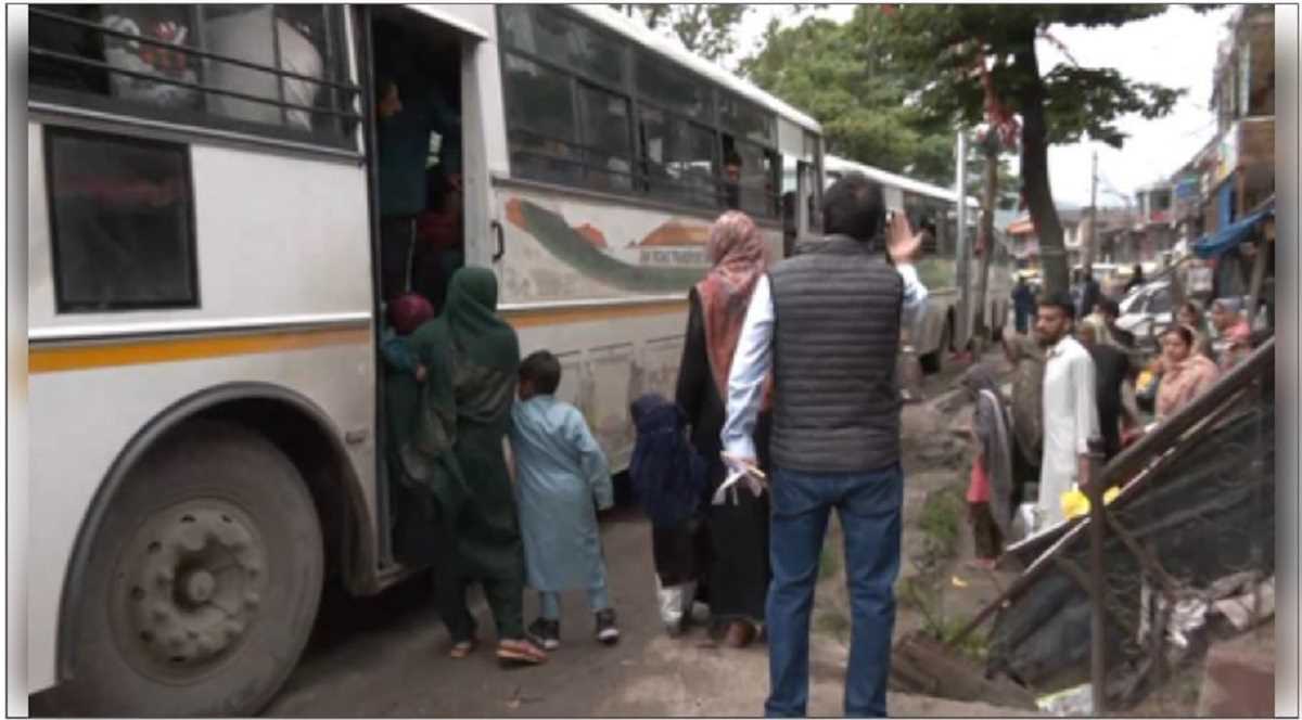 भारत-पाकिस्तान तनाव के बीच उरी के सीमावर्ती गांवों को कराया गया खाली, लोगों को भेजा जा रहा श्रीनगर