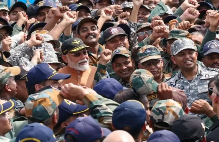 आदमपुर एयरबेस पहुंचकर पीएम मोदी ने सेना के जज्बे को किया सलाम, पाकिस्तान के झूठ को किया बेनकाब