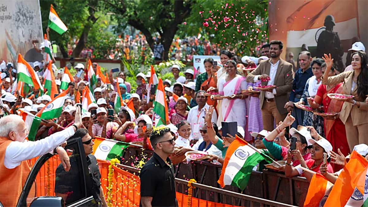 वडोदरा में पीएम मोदी का रोड शो, कर्नल सोफिया कुरैशी के परिवार ने की फूलों की बारिश; भाई-बहन ने कही यह बात