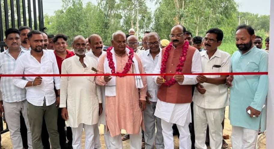 कटरा विधानसभा के विकासखंड खुदागंज में सांसद अरुण सागर ने पंचायत भवन का फीता काटकर किया उद्घाटन  