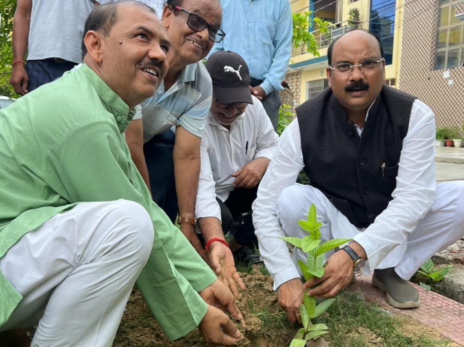 सांसद अरुण सागर ने साउथ सिटी-अजीजगंज में एक पेड़ मां के नाम अभियान के तहत पदाधिकारियों एवं कार्यकर्ताओं के साथ किया पौधरोपण
