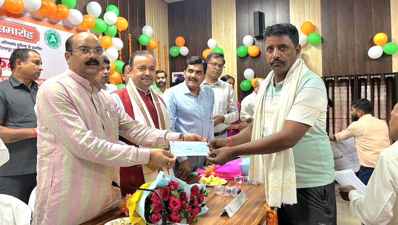 Shahjahanpur सांसद अरुण सागर ने मंत्री जेपीएस राठौर के साथ अग्निकांड पीड़ित किसानों को आर्थिक सहायता राशि वितरण समारोह में 51 कृषकों को रू. 8,84,311 के चेक दिए 