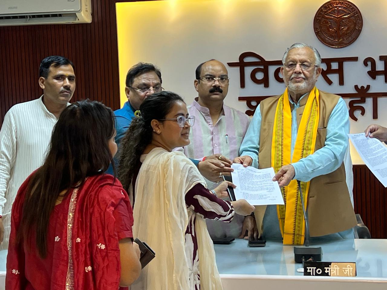 भाजपा सांसद अरुण सागर ने वित्त मंत्री के साथ आंगनबाड़ी कार्यकत्रियों और आयुष चिकित्सकों को बांटे नियुक्ति पत्र