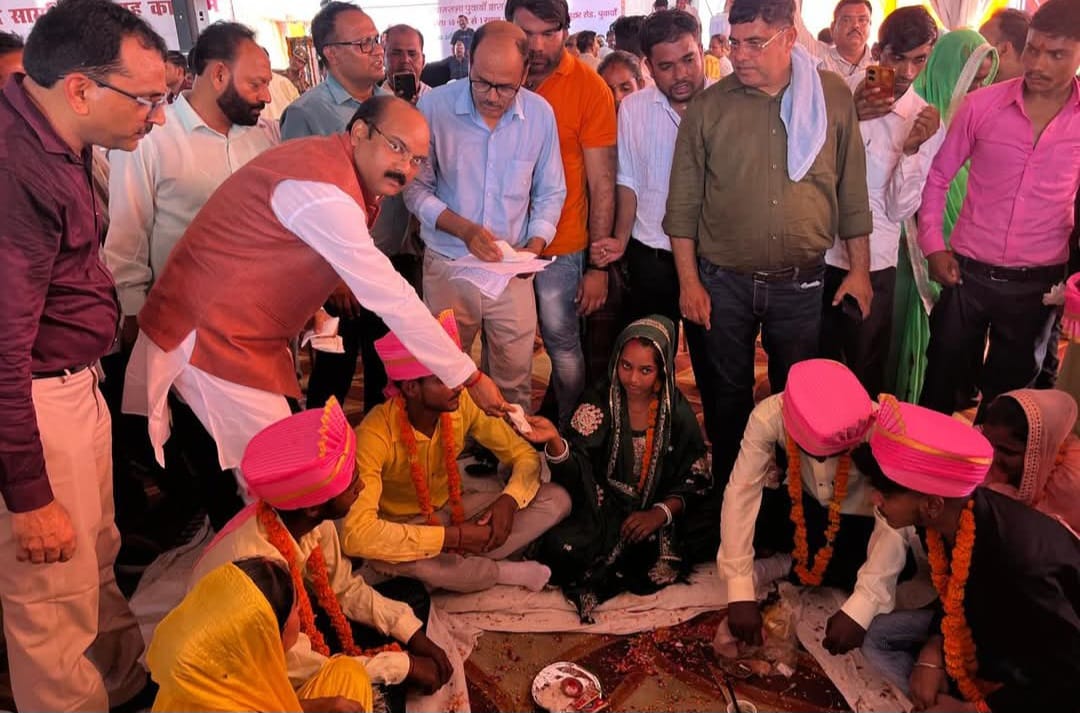 Shahjahanpur मुख्य अतिथि भाजपा सांसद अरुण सागर ने मुख्यमंत्री सामुहिक विवाह योजना में नवविवाहित जोड़ों को दिया आशिर्वाद