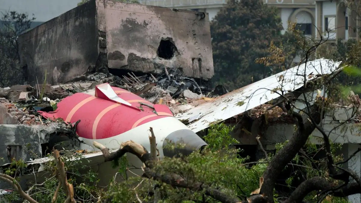 Ahmedabad Plane Crash: मां के कहने पर बेटे ने कैंसल करवा दिया टिकट…बच गई जान, किस्मत ने कईयों को मौत के मुंह से खींचा