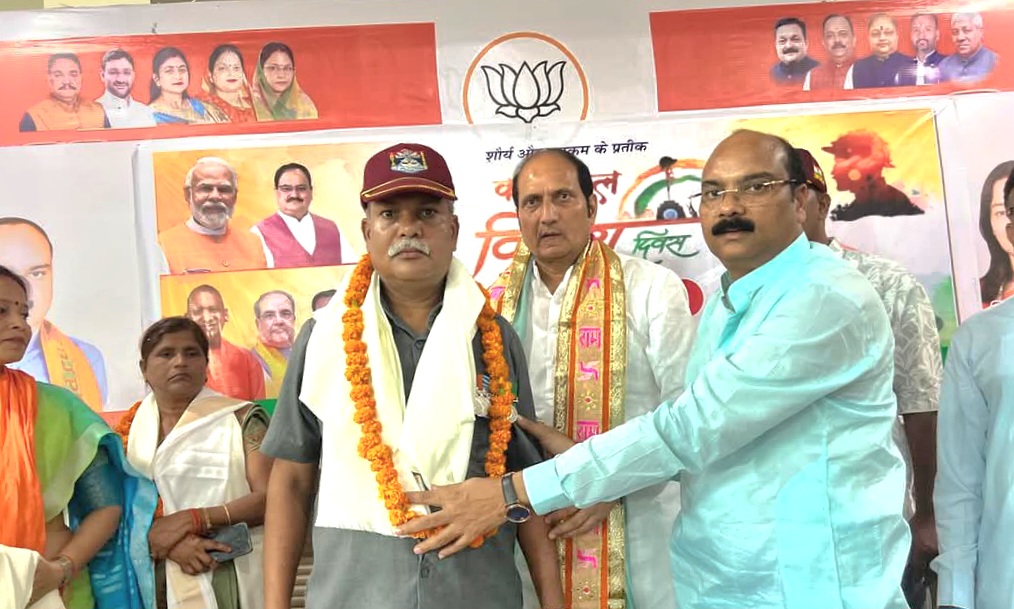 पूर्व मंत्री सुरेश राणा के साथ भाजपा सांसद अरुण सागर ने करगिल विजय दिवस पर शहीद के परिवार को किया सम्मानित
