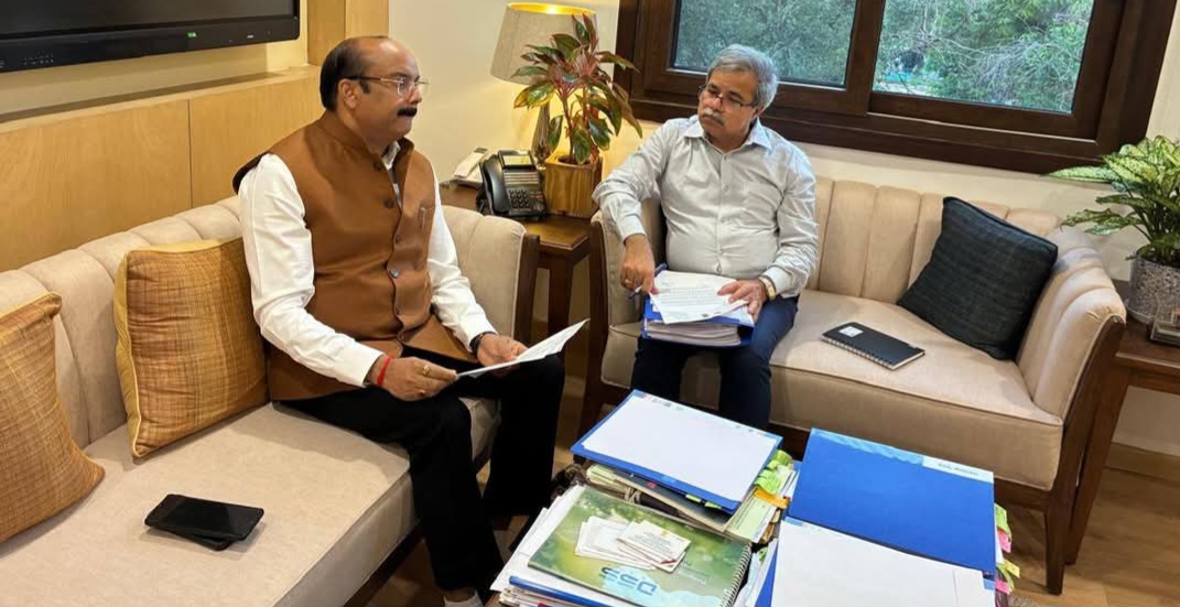 शाहजहांपुर:सांसद अरूण सागर ने रेलवे बोर्ड चैयरमेन से मुलाकात कर यात्रियों की समस्याओं से कराया अवगत,रेलवे स्टेशन पर धीमी गति से चल रहे कार्य को लेकर की चर्चा