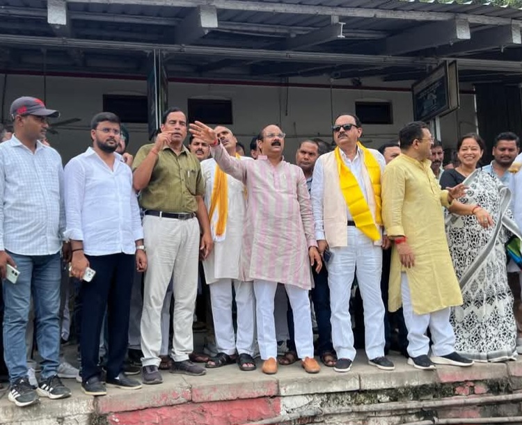 सांसद अरुण सागर ने डीआरएम मुरादाबाद के साथ शाहजहांपुर रेलवे स्टेशन का किया निरीक्षण बोले,बजट की नही होने देंगे कमी, निर्माण कार्यों को जल्द पूरा करें 
