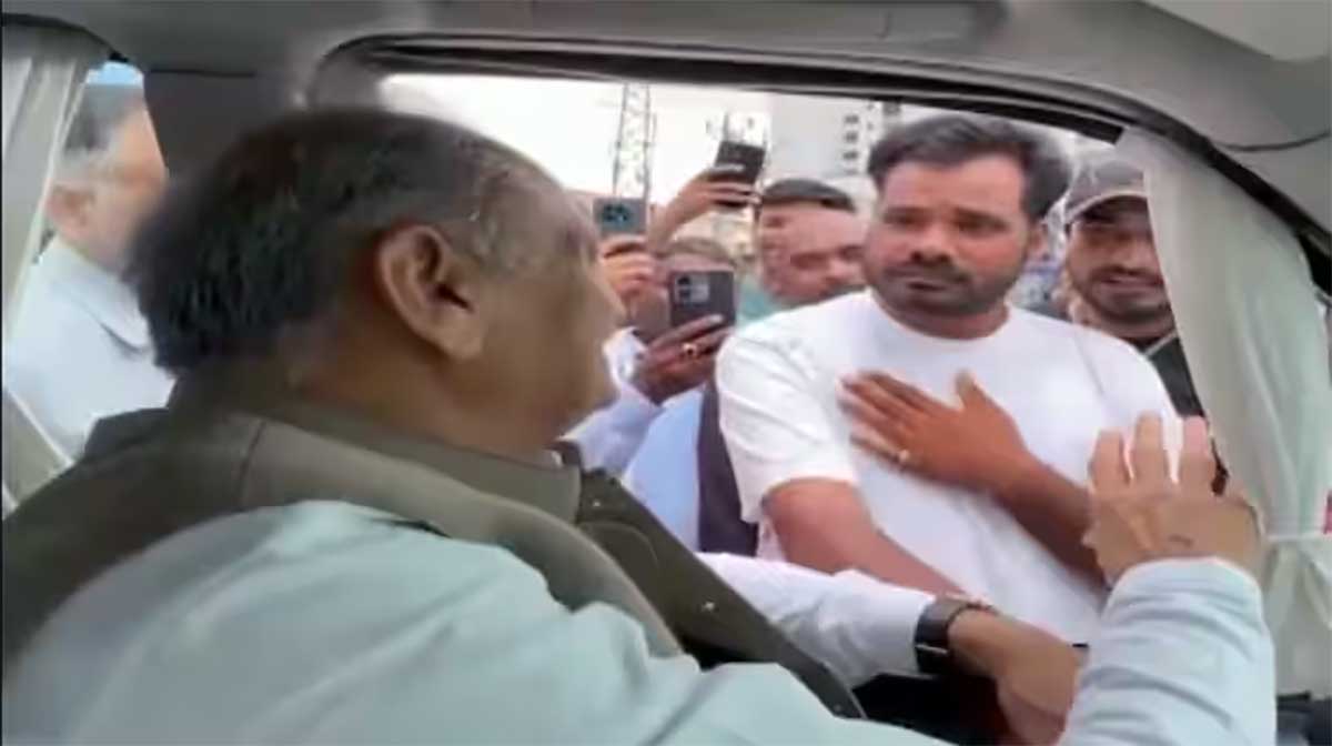 Ashok Gehlot Viral Video: “अगली बार CM बनें तो डिफेंडर गाड़ी में ही आइए” – समर्थक की अनोखी डिमांड पर बोले गहलोत, नेतागिरी काम से होती है, गाड़ी से नहीं!