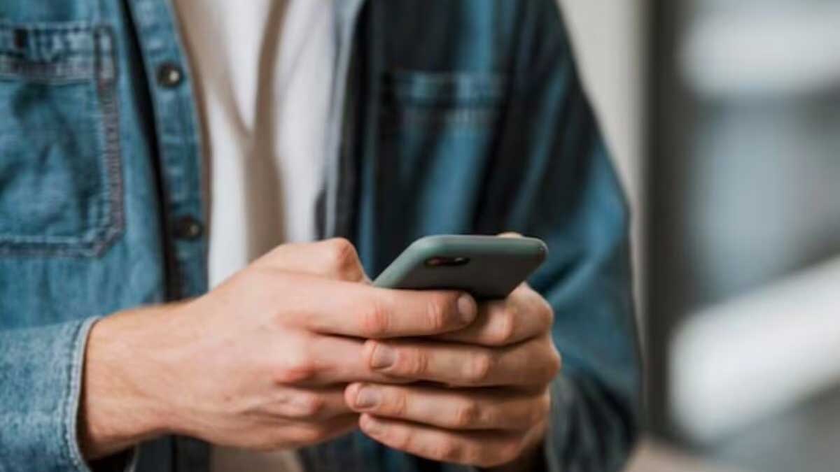 मोबाइल यूजर्स के लिए बुरी खबर, 10-12% तक महंगे हो सकते हैं रिचार्ज प्लान्स