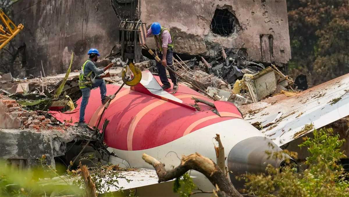 Ahmedabad Plane Crash Report: दोनों इंजन बंद, FAA चेतावनी की अनदेखी, पायलटों की बातचीत से उठे सवाल — जांच रिपोर्ट में कई बड़े खुलासे