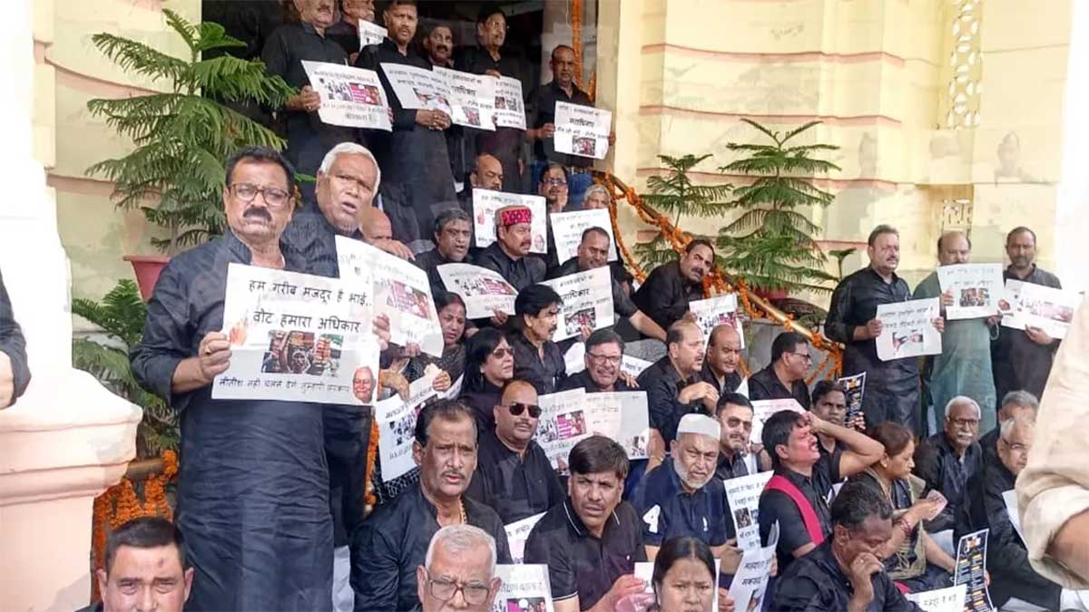 बिहार विधानसभा में हंगामा! एसआईआर के खिलाफ विपक्ष का काला प्रदर्शन, विधानसभा का मुख्य द्वार बंद