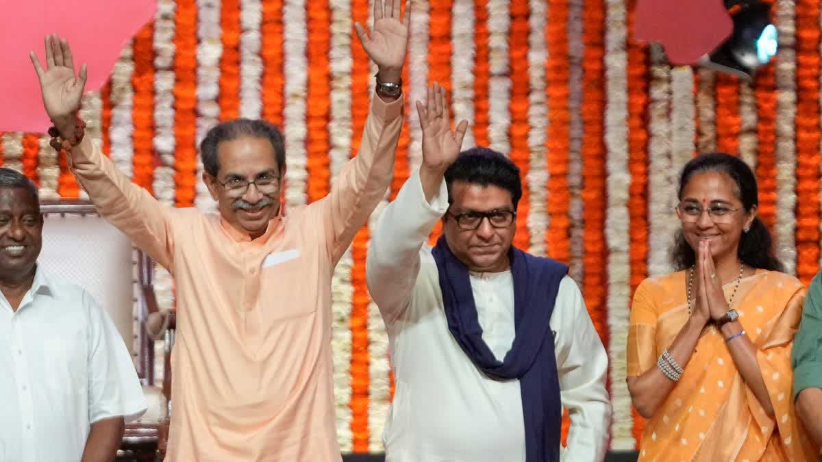 Thackeray Reunion: उद्धव और राज ठाकरे एक साथ मंच पर, उद्धव बोले – हम मिलकर महाराष्ट्र की सत्ता पर काबिज होंगे