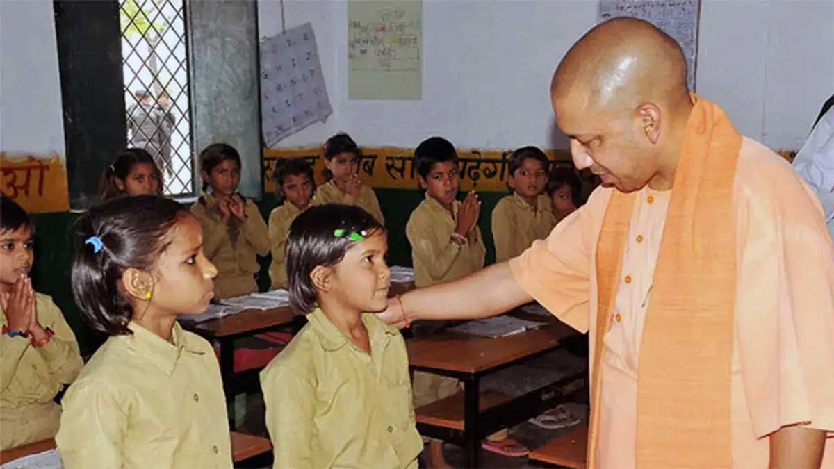 UP School Merger: यूपी स्कूल मर्जर पर हाईकोर्ट की फटकार, सीतापुर में रोक — पूछा सरकार से- बिना प्लान के क्यों किया फैसला?