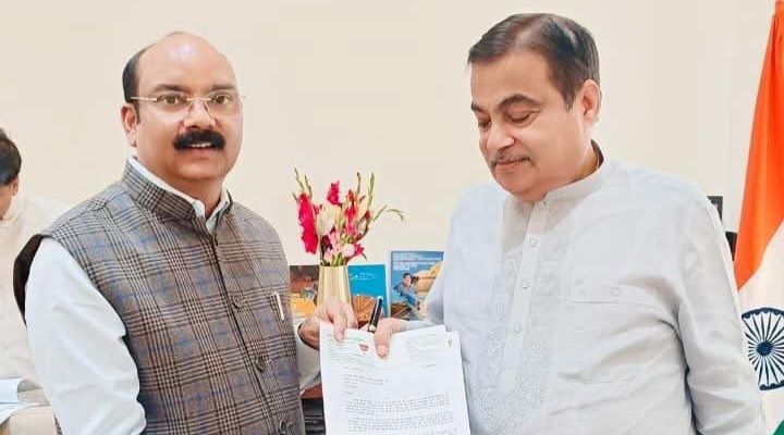 सांसद अरुण सागर की पहल पर बहुत ही जल्द ग्रामीण सड़कों का विस्तार,पक्कीकरण और नेशनल हाइवे का चौड़ीकरण होगा,मंत्री नितिन गडकरी ने दी सहमति