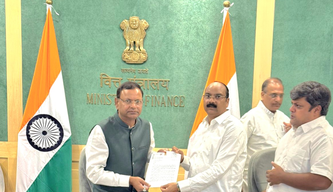 दिल्ली में अफीम कृषि नीति की वार्षिक बैठक में 18 बिंदुओं पर सांसद अरुण सागर ने की चर्चा,कहा शाहजहांपुर में अफीम खेती के लिए लाइसेंस धारकों की संख्या बढ़ाई जाए 