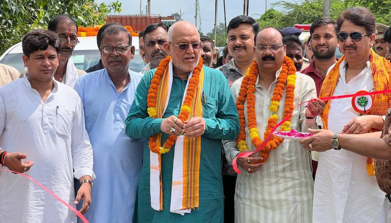 वित्त मंत्री सुरेश खन्ना व सांसद अरुण सागर ने हथौड़ा गांव में यदुनाथ सिंह स्टेडियम द्वार का किया लोकार्पण