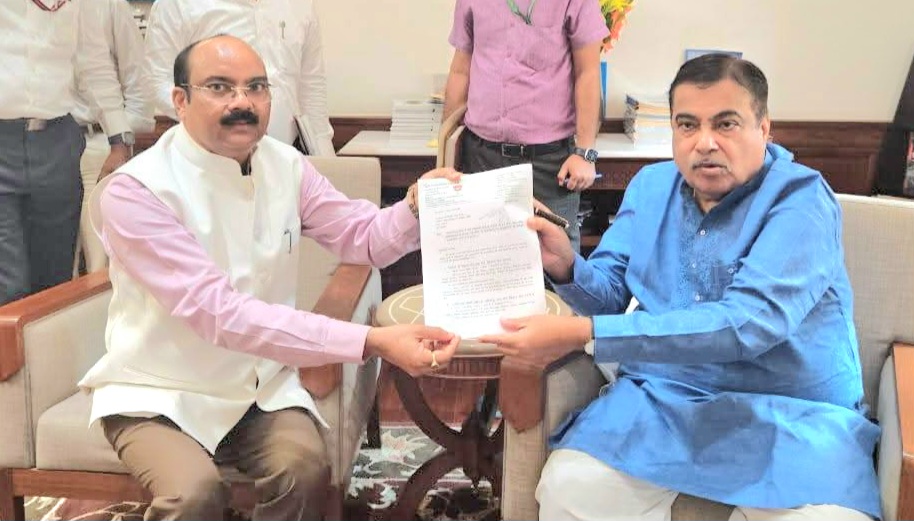 भाजपा सांसद अरुण सागर ने केंद्रीय मंत्री नितिन गडकरी से मुलाकात कर जनता के सुलभ आवागमन हेतु मार्गों के चौड़ीकरण और सुदृढ़ीकरण की करी मांग