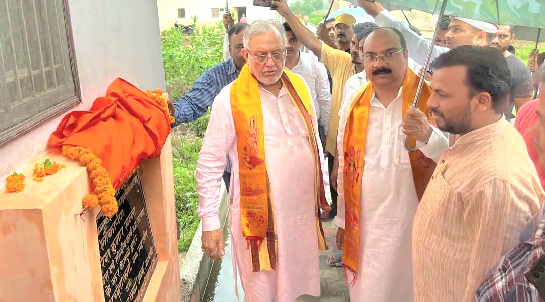 शाहजहांपुर की नगर विधानसभा के लोधीपुर में वित्तमंत्री सुरेश खन्ना के साथ सांसद अरुण सागर ने सड़कों-नाली निर्माण का किया लोकार्पण