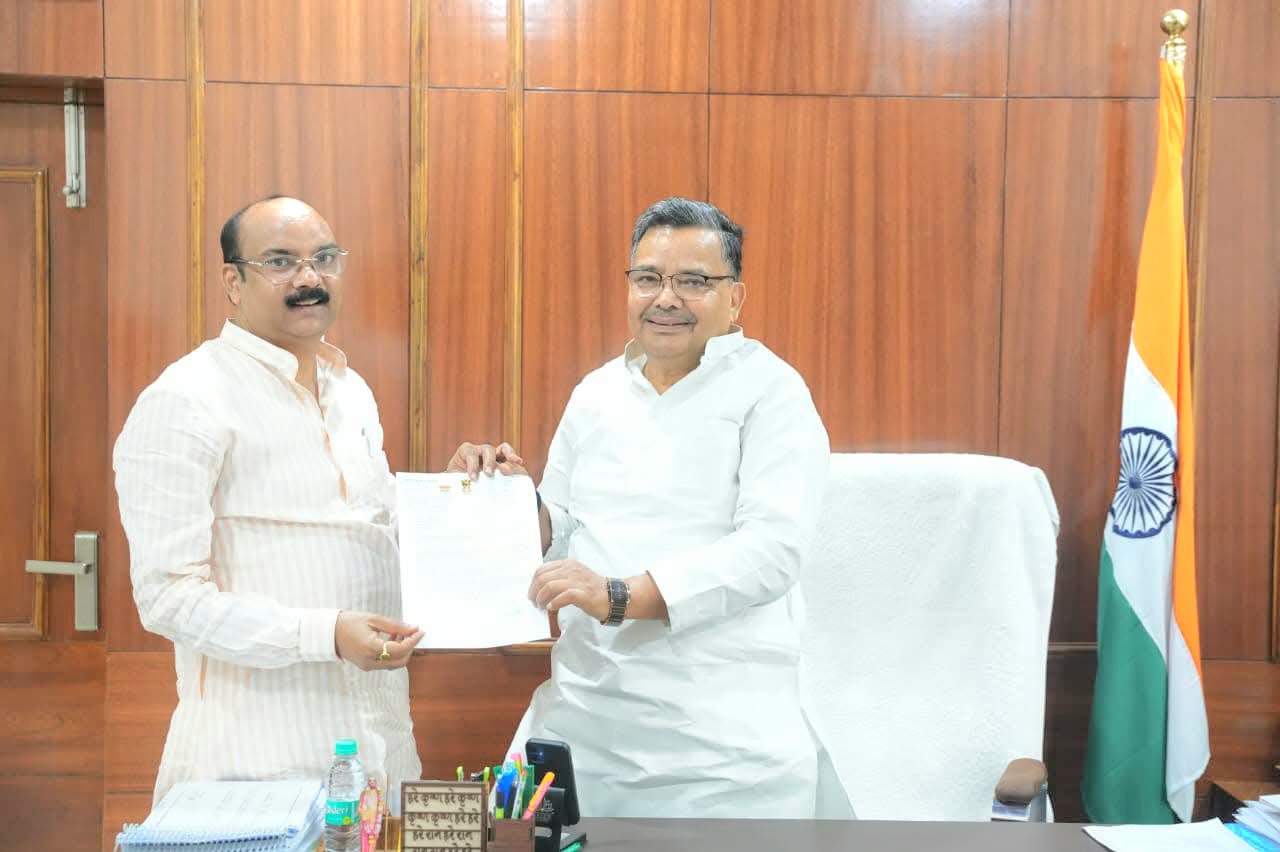 सांसद अरुण सागर ने पर्यटन एवं संस्कृति मंत्री को पत्र देकर,तिलहर के कछियानी खेड़ा स्थित प्राचीन हनुमान मंदिर का सौंदर्यीकरण-जीर्णोद्धार कराने की करी मांग
