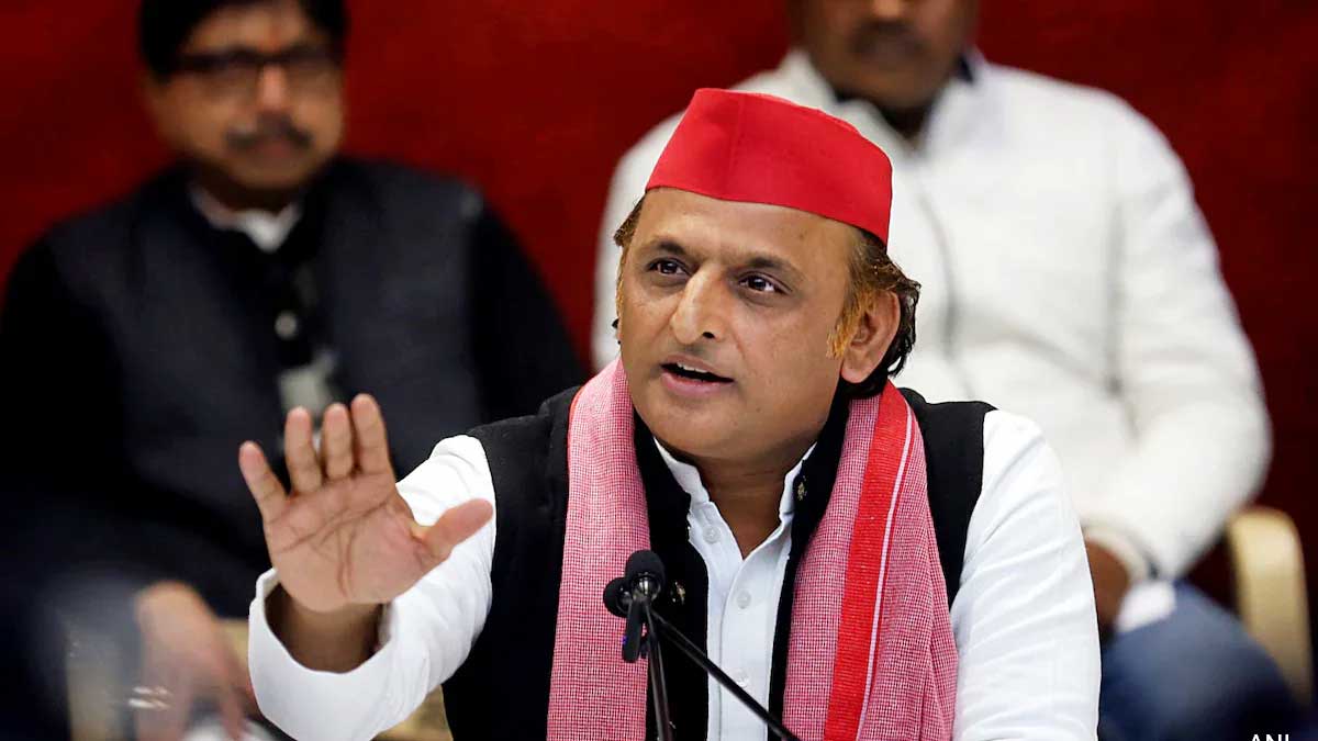 अखिलेश यादव का चुनाव आयोग पर तीखा हमला, बोले – ‘डीएम को सस्पेंड करो, तभी रुकेगी फर्जी वोटर लिस्ट’